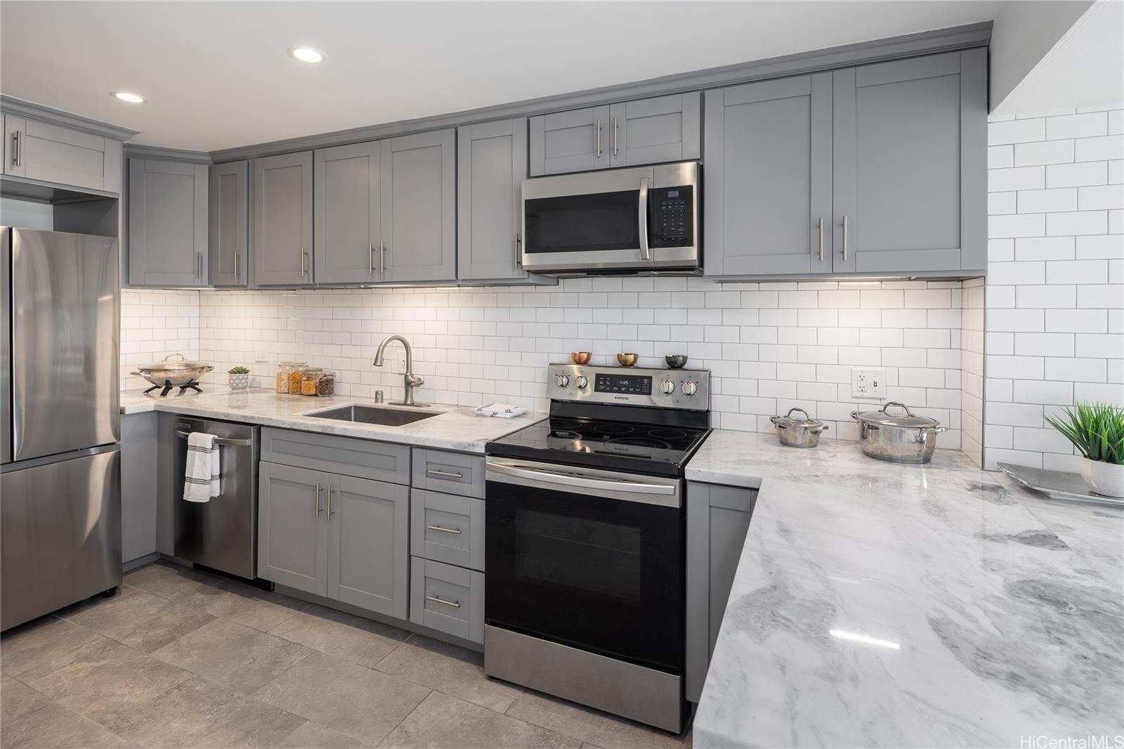 Marina Towers condo # 708, Honolulu, Hawaii - photo 4 of 24