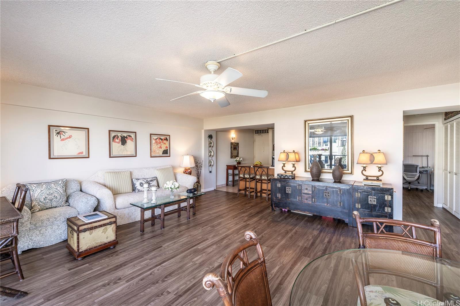 Marina Towers condo # 906, Honolulu, Hawaii - photo 4 of 22