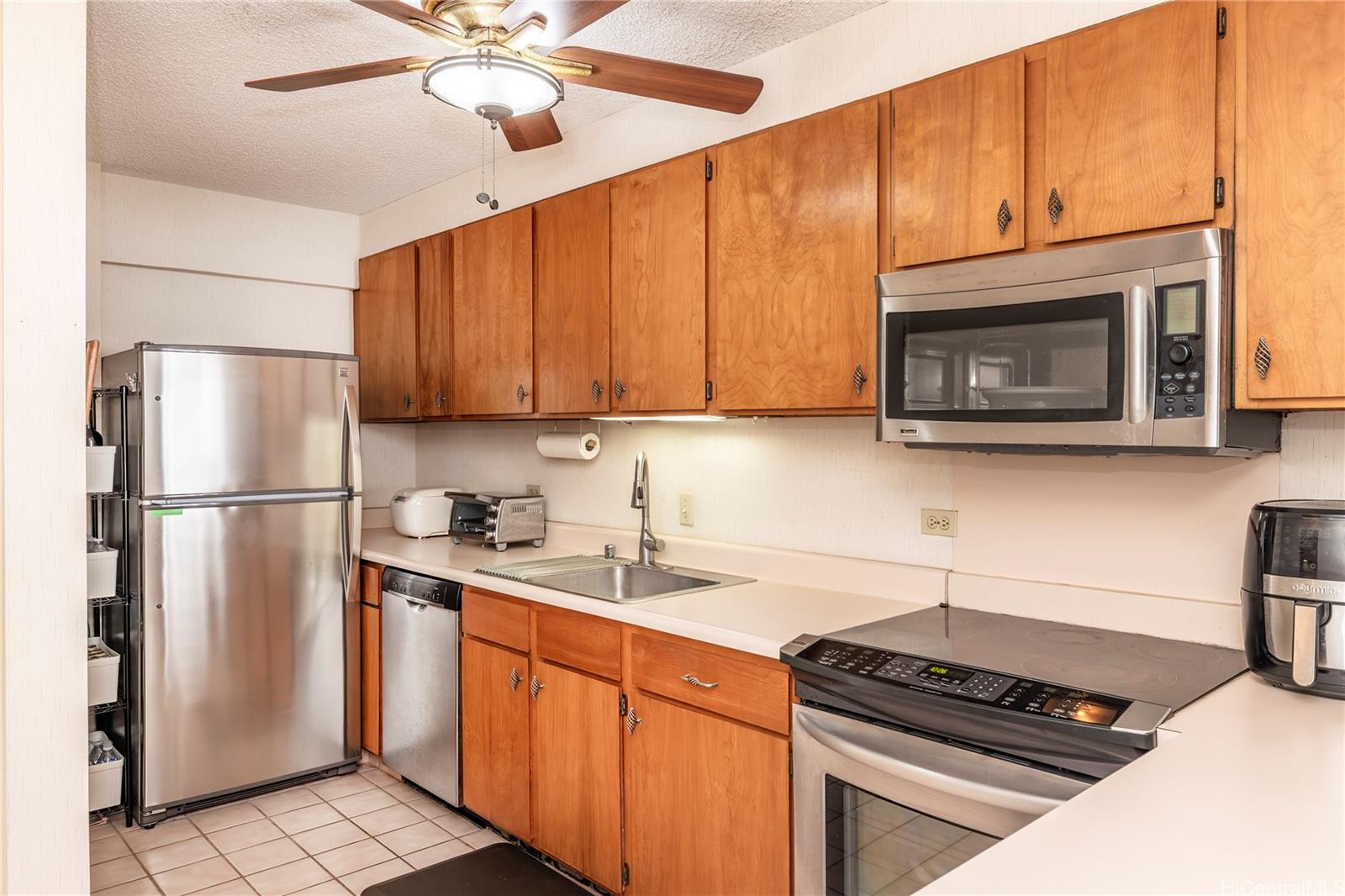 Marina Towers condo # 906, Honolulu, Hawaii - photo 5 of 22