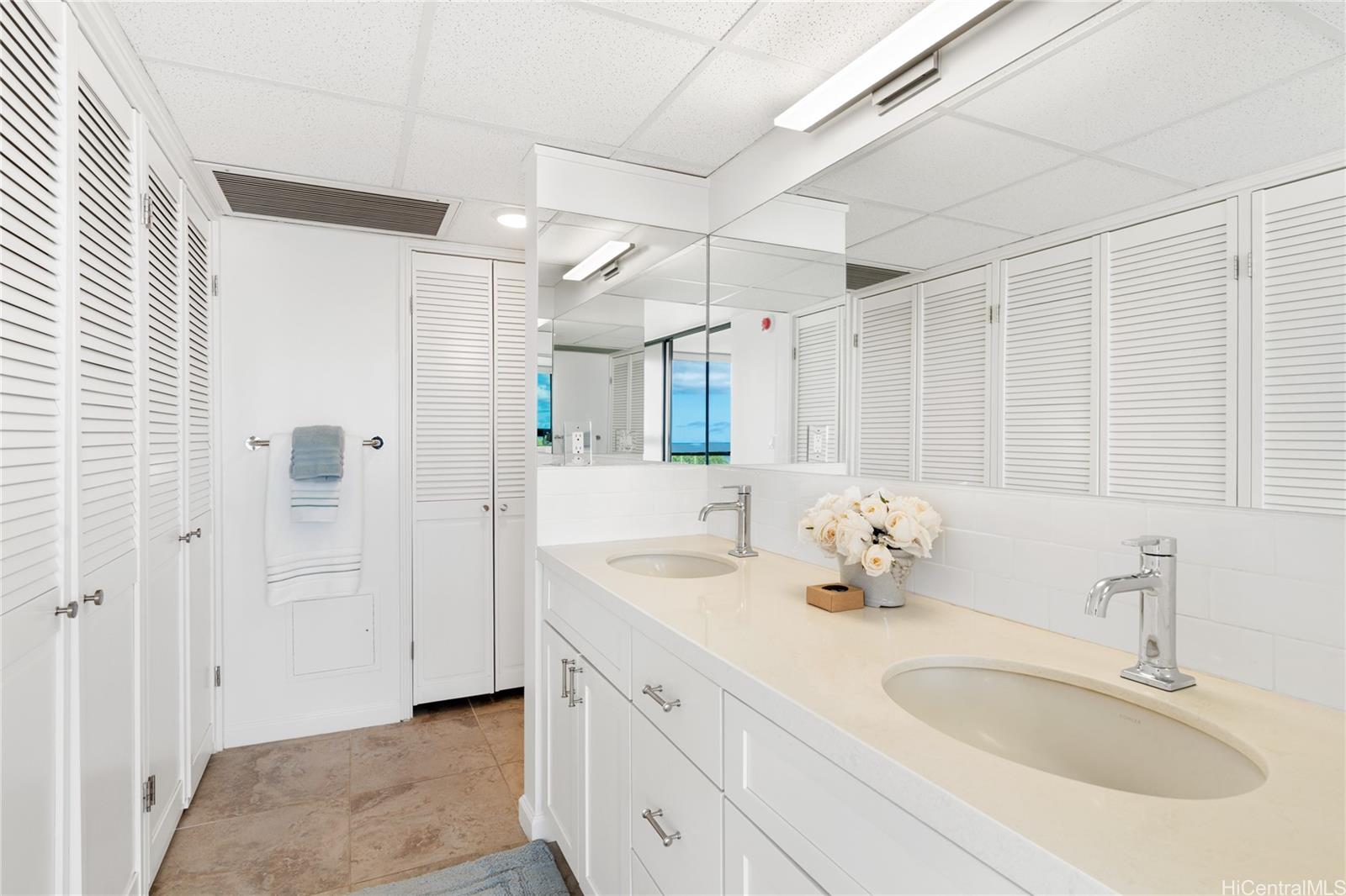 Yacht Harbor Towers condo # 1101, Honolulu, Hawaii - photo 7 of 25