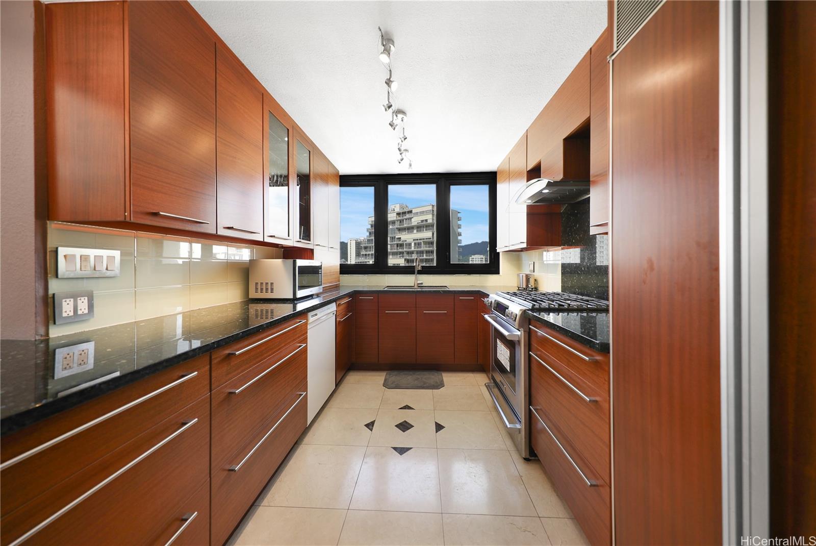 Yacht Harbor Towers condo # 1501, Honolulu, Hawaii - photo 8 of 25