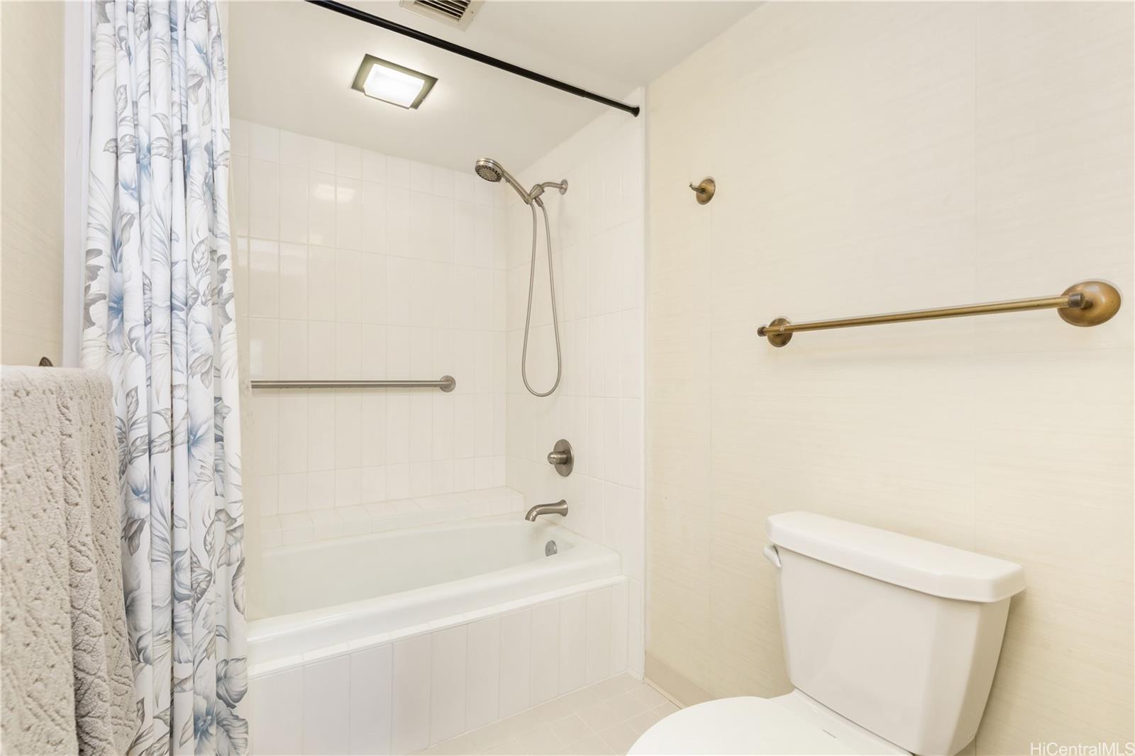 Yacht Harbor Towers condo # 1611, Honolulu, Hawaii - photo 15 of 24