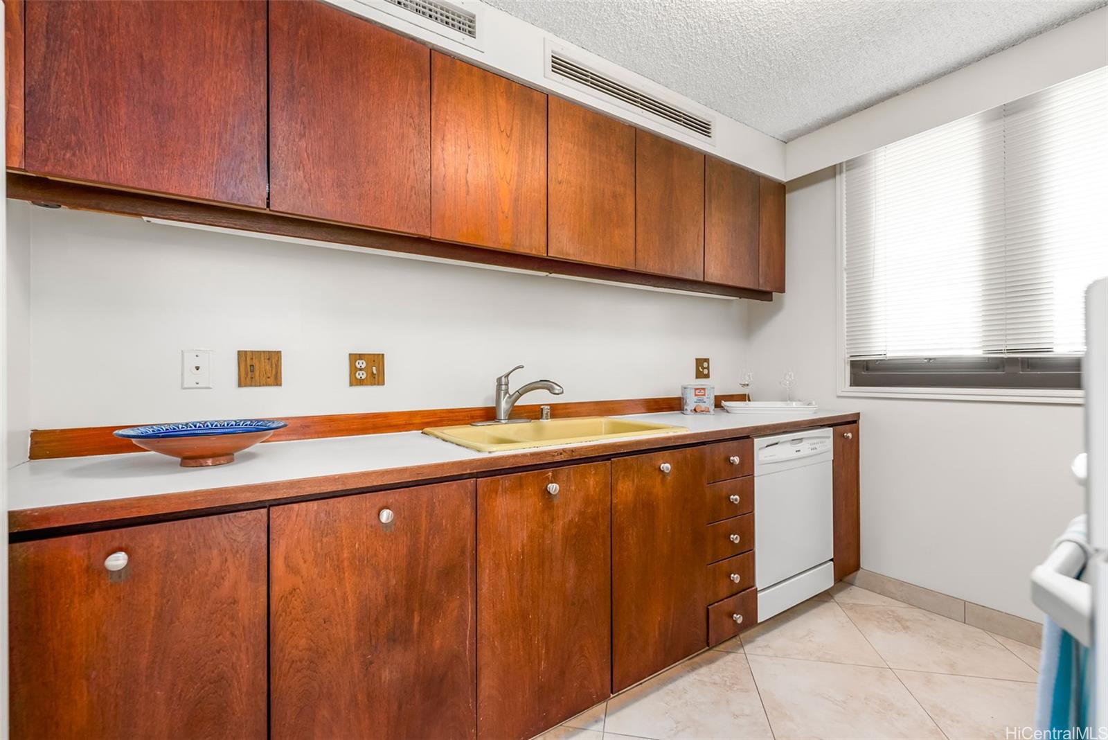 Yacht Harbor Towers condo # 1709, Honolulu, Hawaii - photo 22 of 25