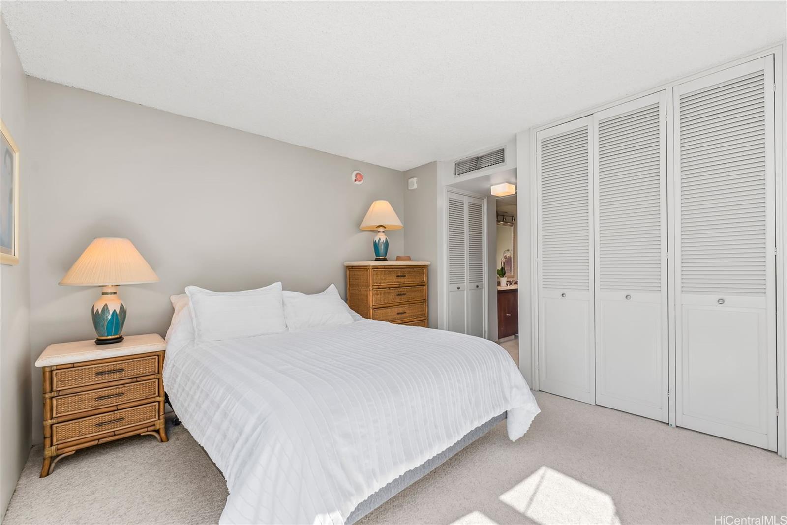 Yacht Harbor Towers condo # 1709, Honolulu, Hawaii - photo 10 of 25