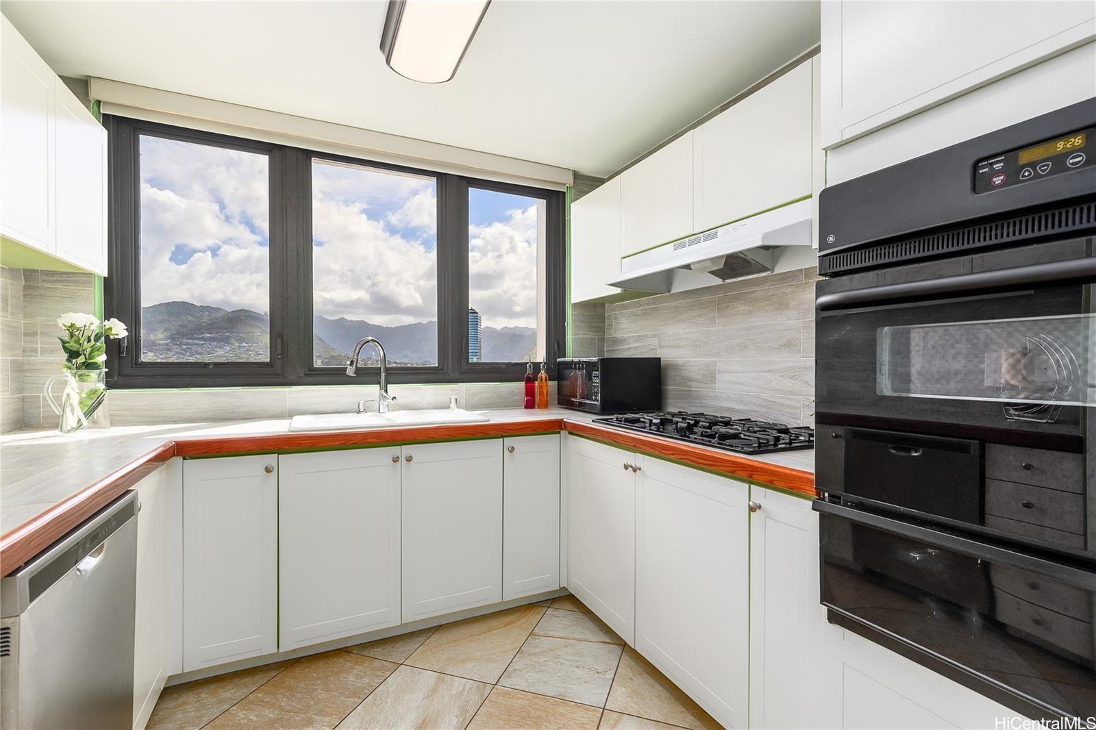 Yacht Harbor Towers condo # 2411, Honolulu, Hawaii - photo 11 of 24