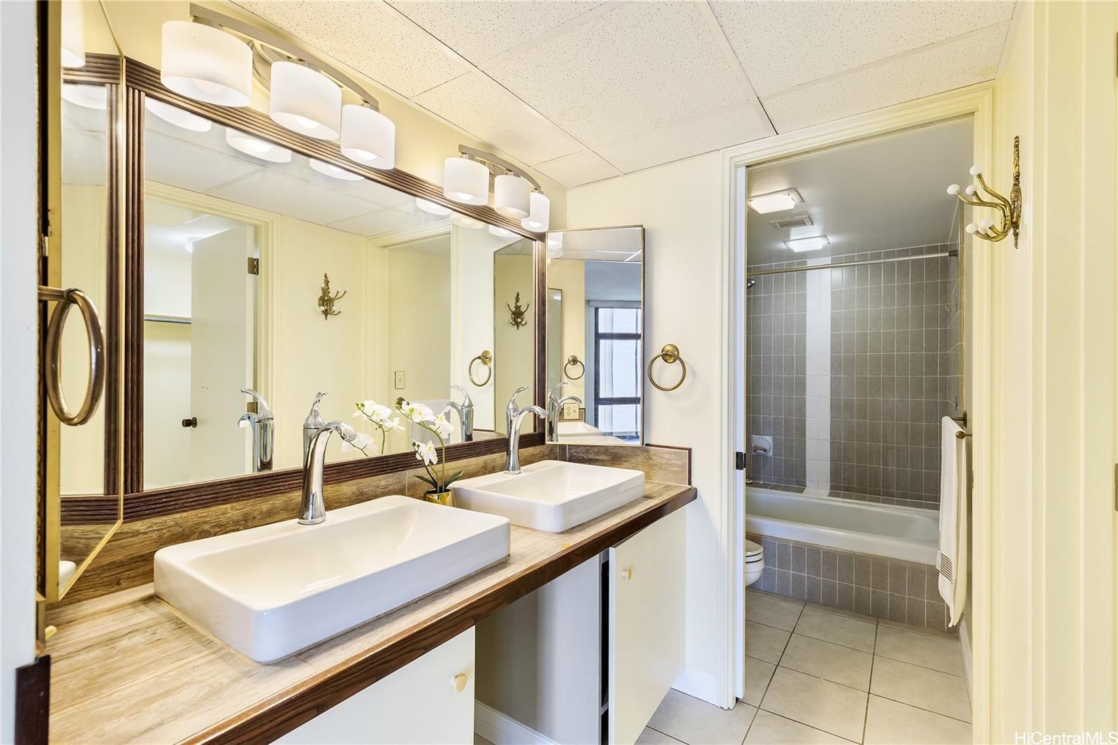 Yacht Harbor Towers condo # 2411, Honolulu, Hawaii - photo 6 of 24