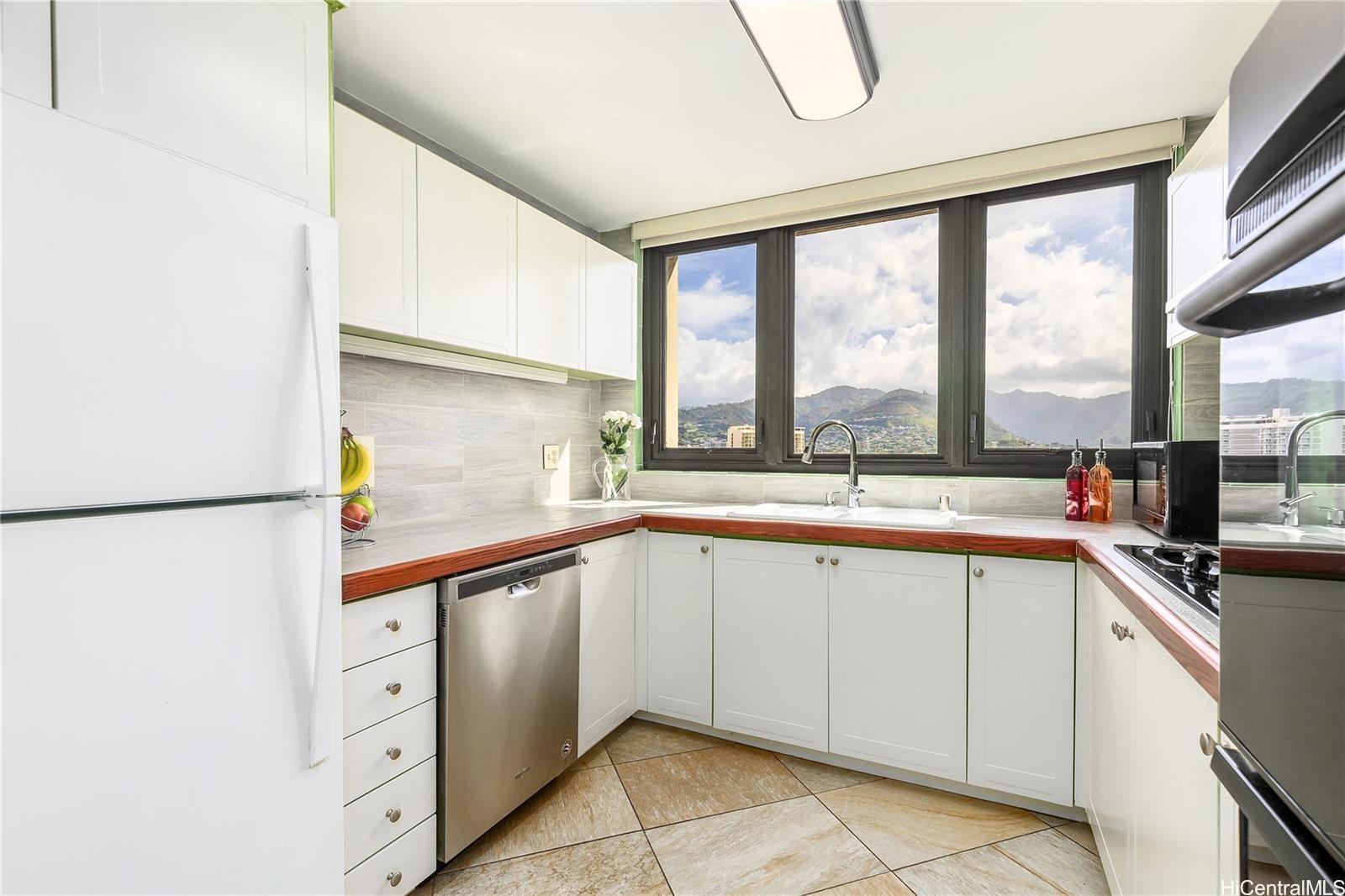 Yacht Harbor Towers condo # 2411, Honolulu, Hawaii - photo 10 of 24