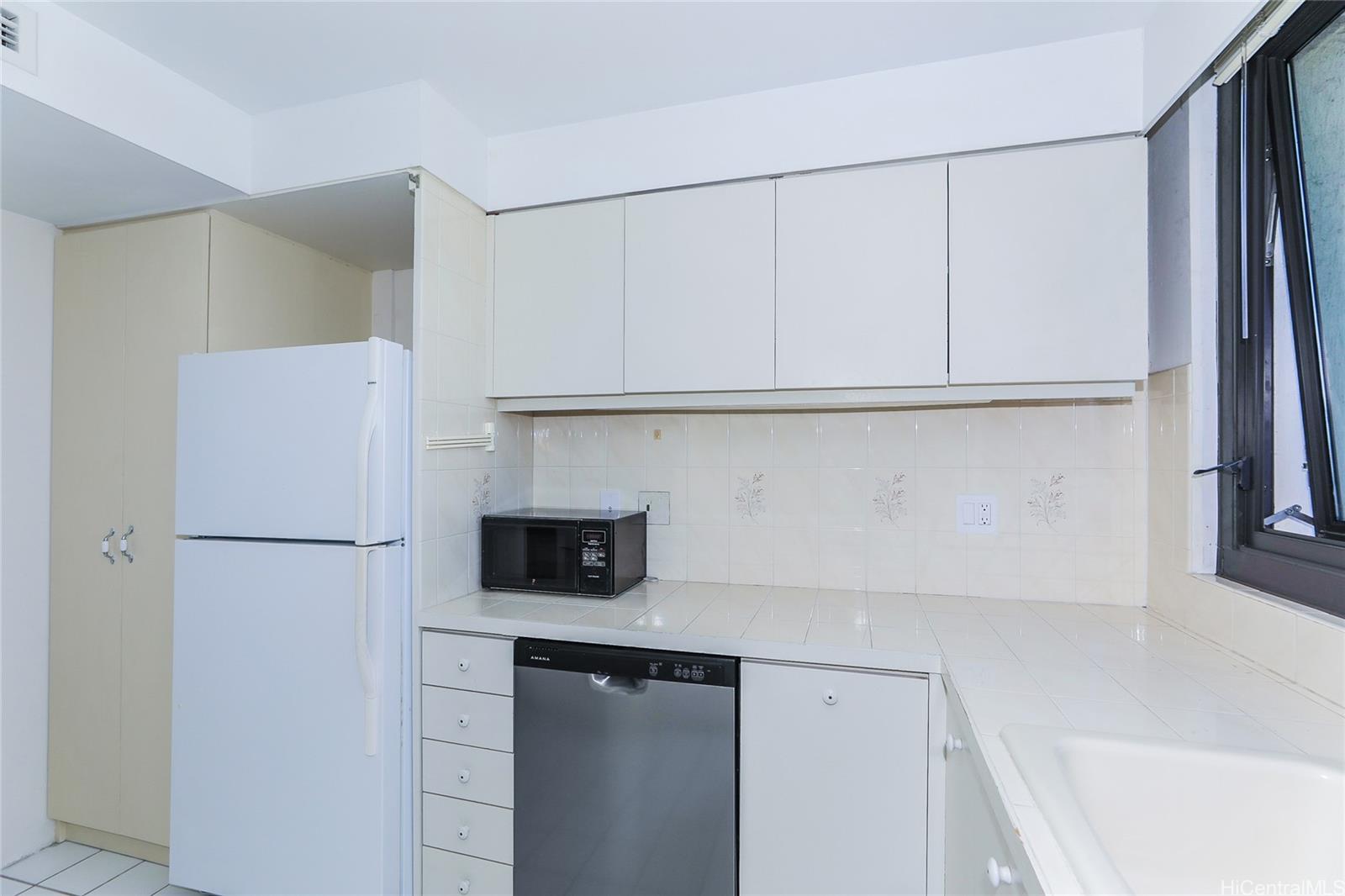 Yacht Harbor Towers condo # 2611, Honolulu, Hawaii - photo 12 of 25