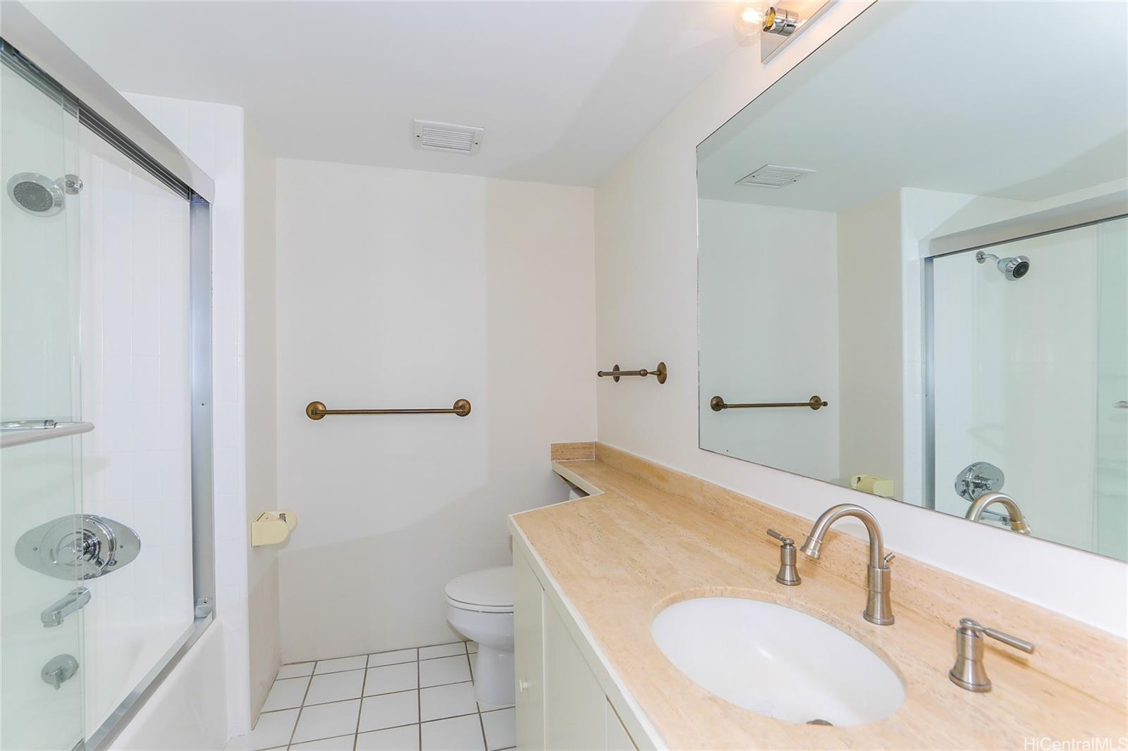 Yacht Harbor Towers condo # 2611, Honolulu, Hawaii - photo 21 of 25