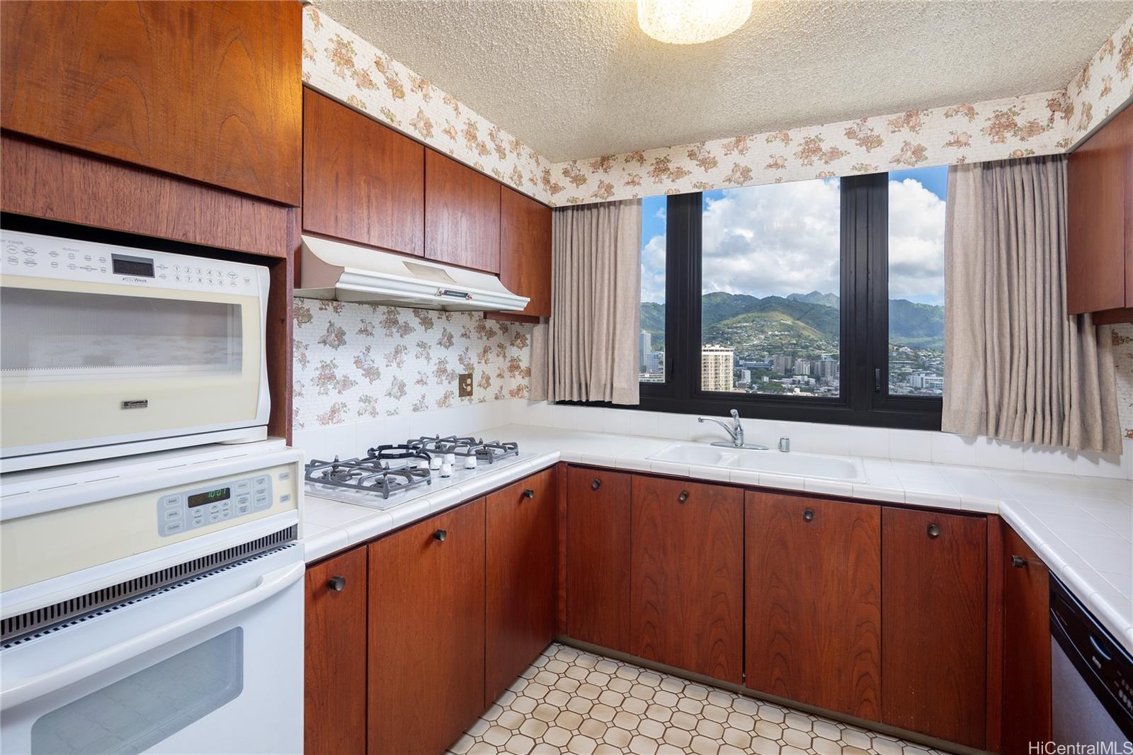 Yacht Harbor Towers condo # 3001, Honolulu, Hawaii - photo 20 of 25