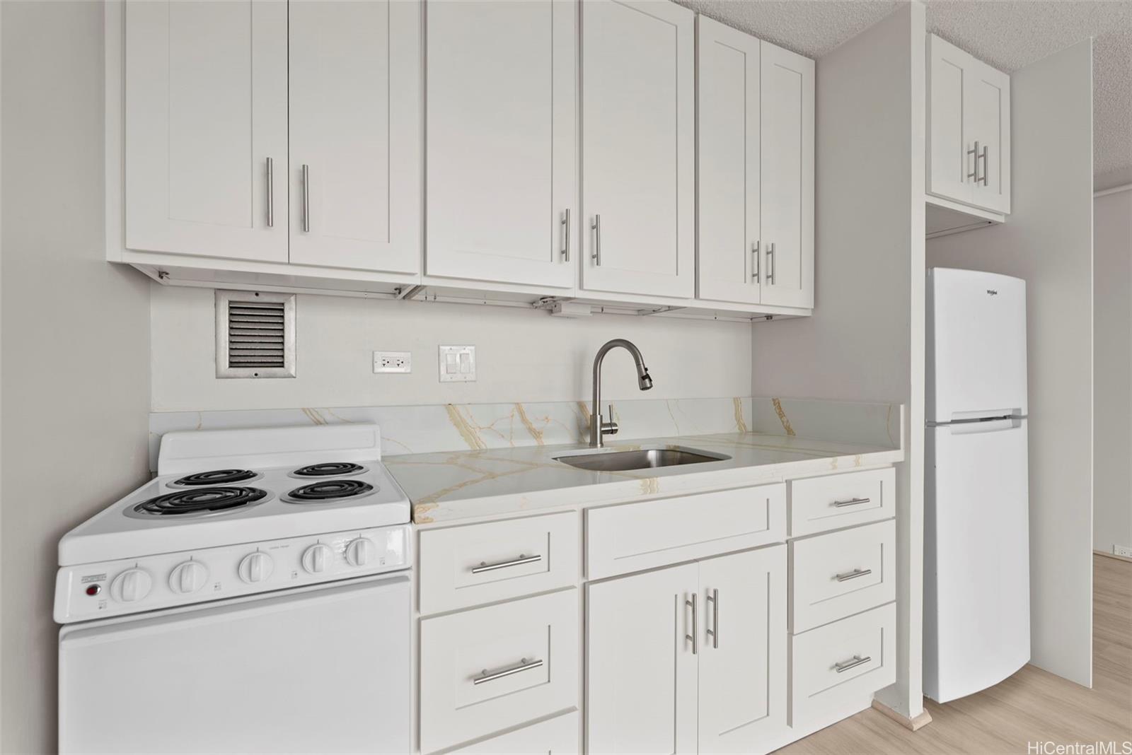 Holiday Manor condo # 1107, Honolulu, Hawaii - photo 5 of 23