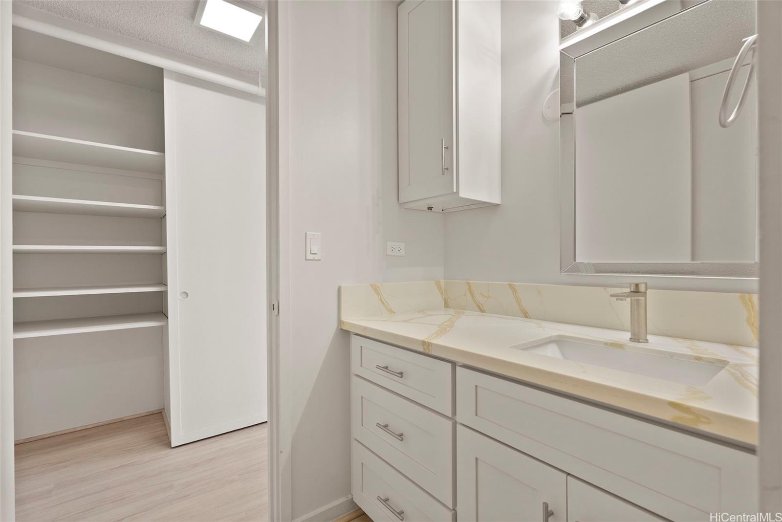 Holiday Manor condo # 1107, Honolulu, Hawaii - photo 7 of 23