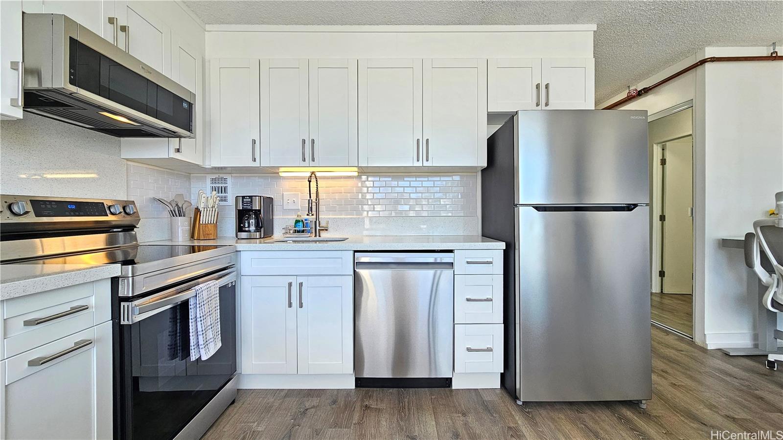 Holiday Manor condo # 1115, Honolulu, Hawaii - photo 4 of 25