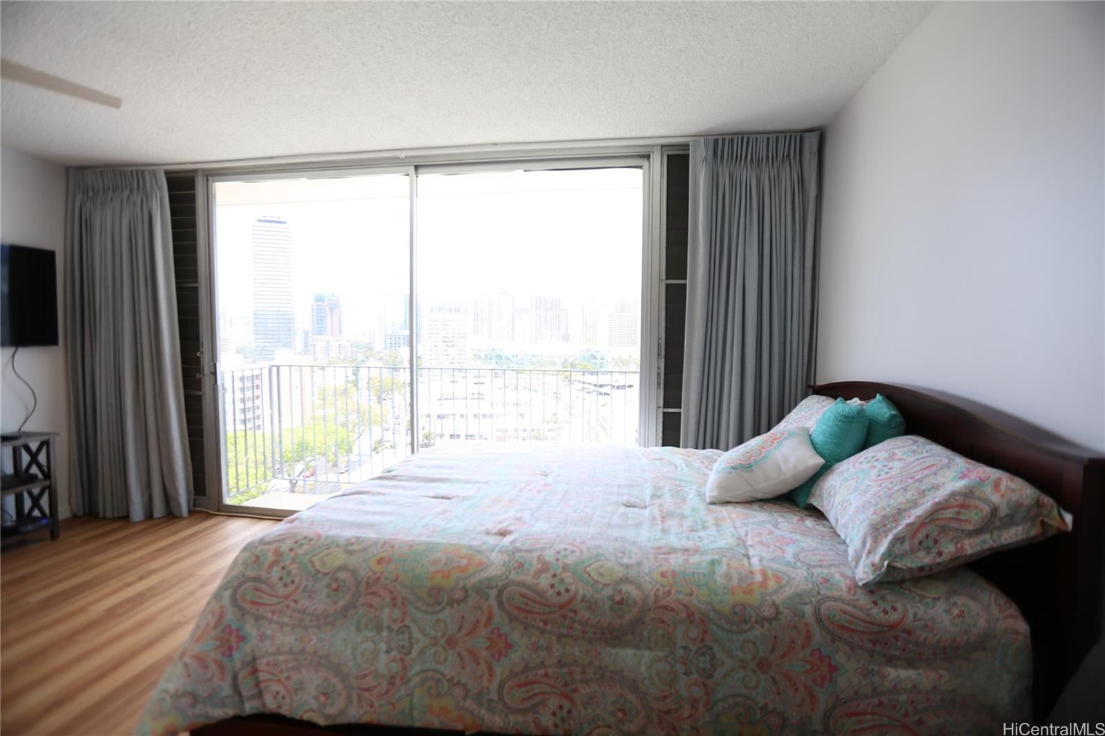 Holiday Manor condo # 1413, Honolulu, Hawaii - photo 4 of 19