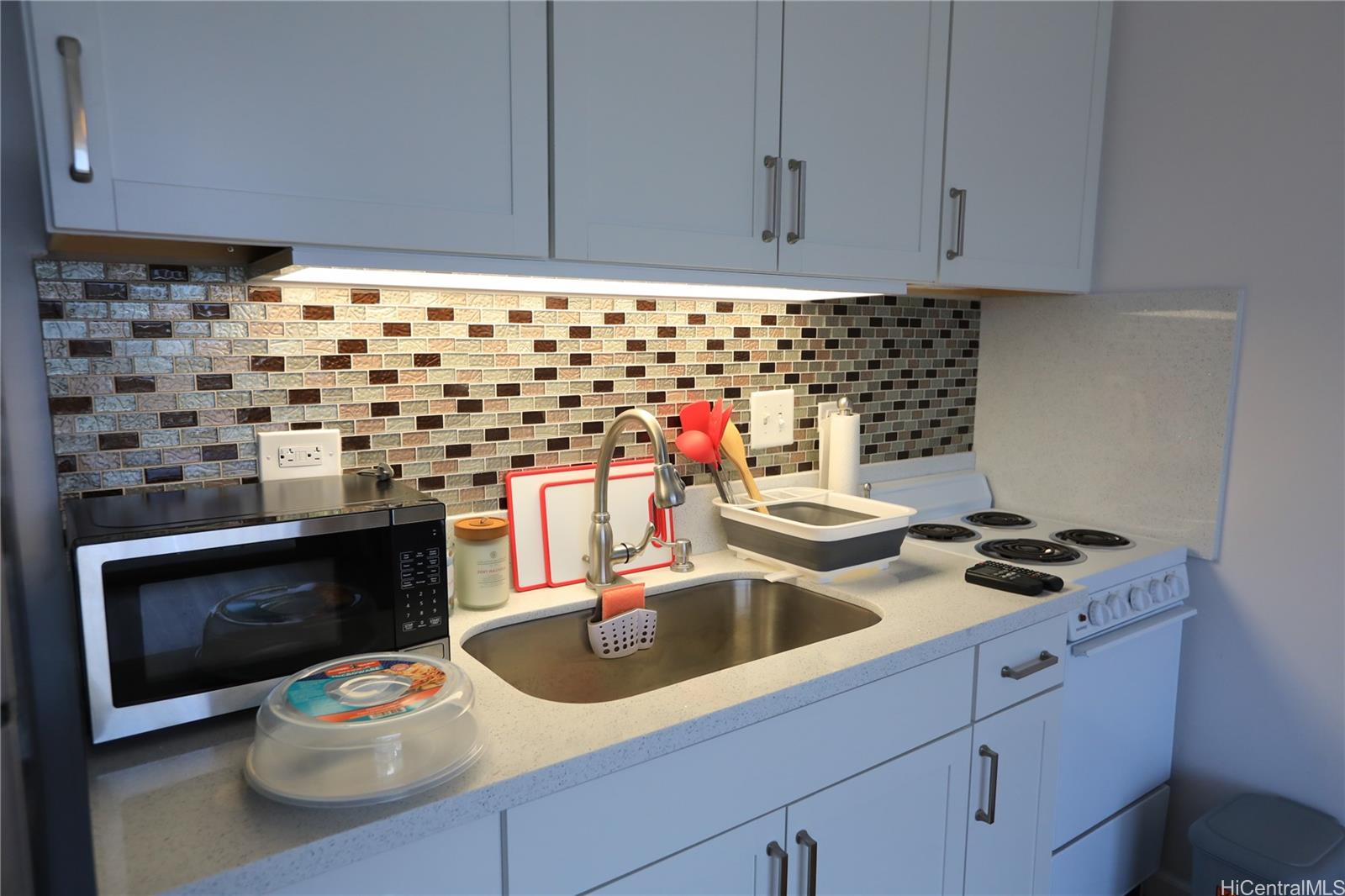 Holiday Manor condo # 1413, Honolulu, Hawaii - photo 6 of 19