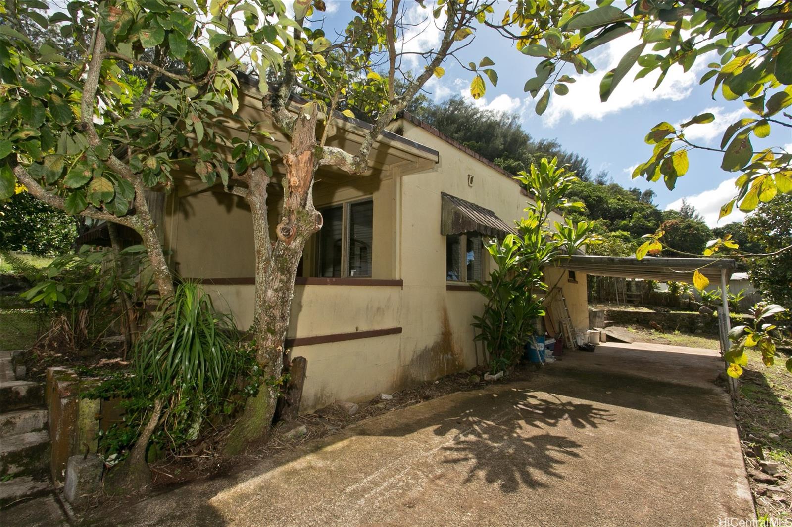 1654  Mahani Loop Kalihi Valley, Honolulu home - photo 2 of 20