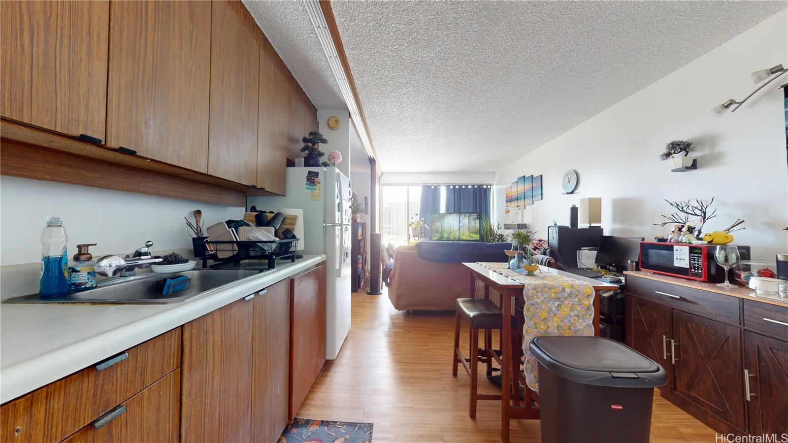 Kapiolani Manor condo # 1610, Honolulu, Hawaii - photo 3 of 20