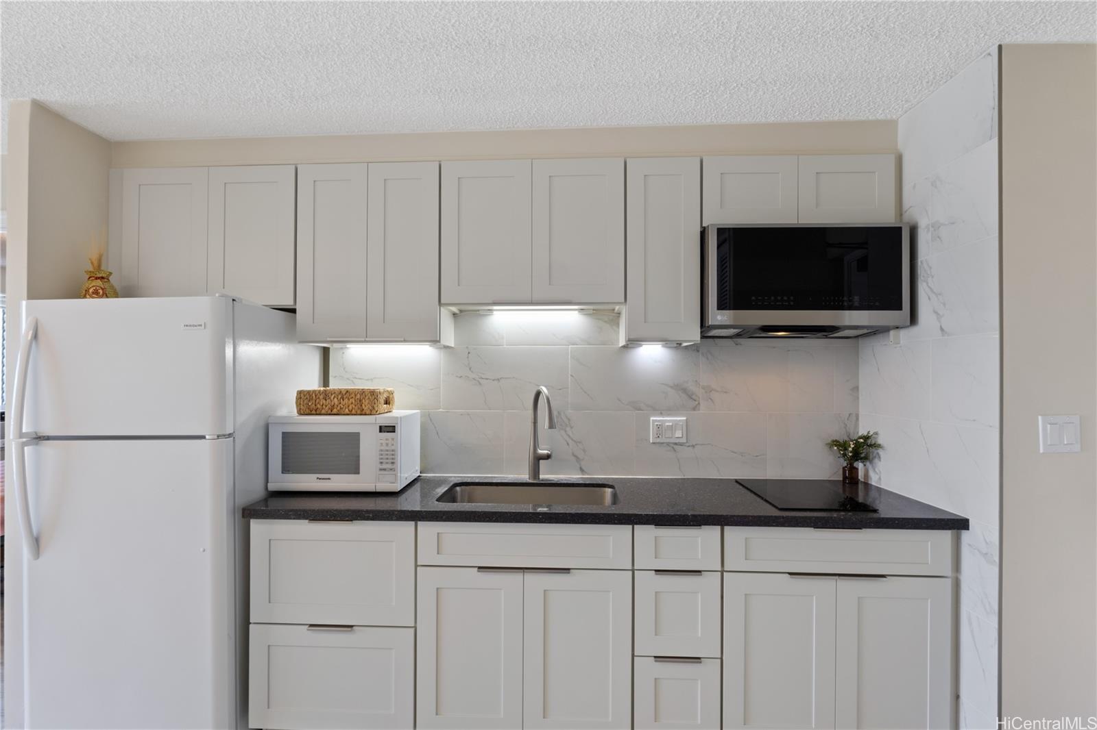 Kapiolani Manor condo # 1904, Honolulu, Hawaii - photo 2 of 20