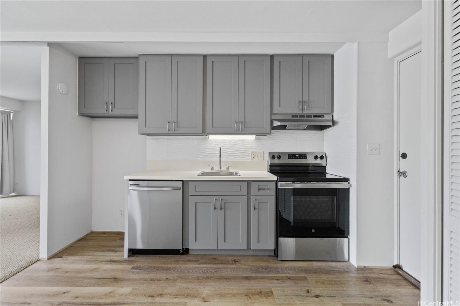 Kapiolani Manor condo # 2115, Honolulu, Hawaii - photo 3 of 22