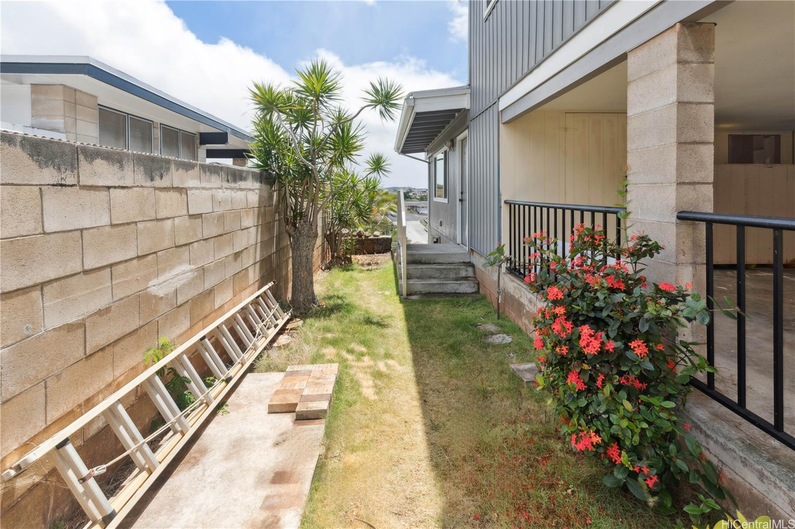 1661  Hakuaina Place Moanalua Gardens, Honolulu home - photo 3 of 25