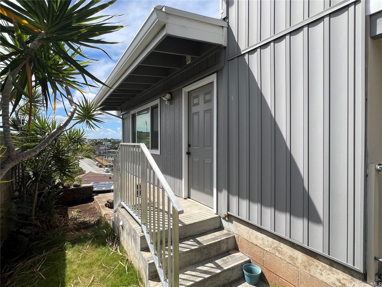 1661  Hakuaina Place Moanalua Gardens, Honolulu home - photo 4 of 25