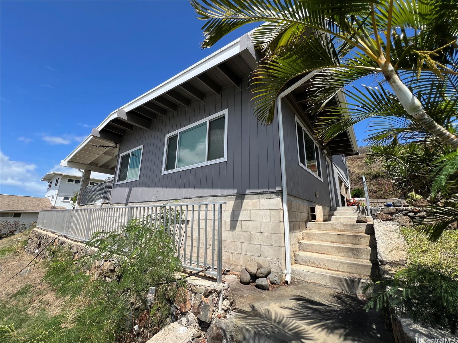 1661  Hakuaina Place Moanalua Gardens, Honolulu home - photo 5 of 25