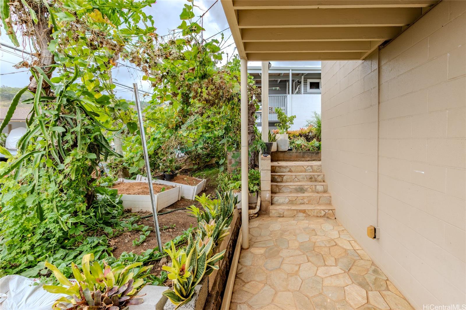 1671  Ala Amoamo Street Moanalua Gardens, Honolulu home - photo 18 of 25