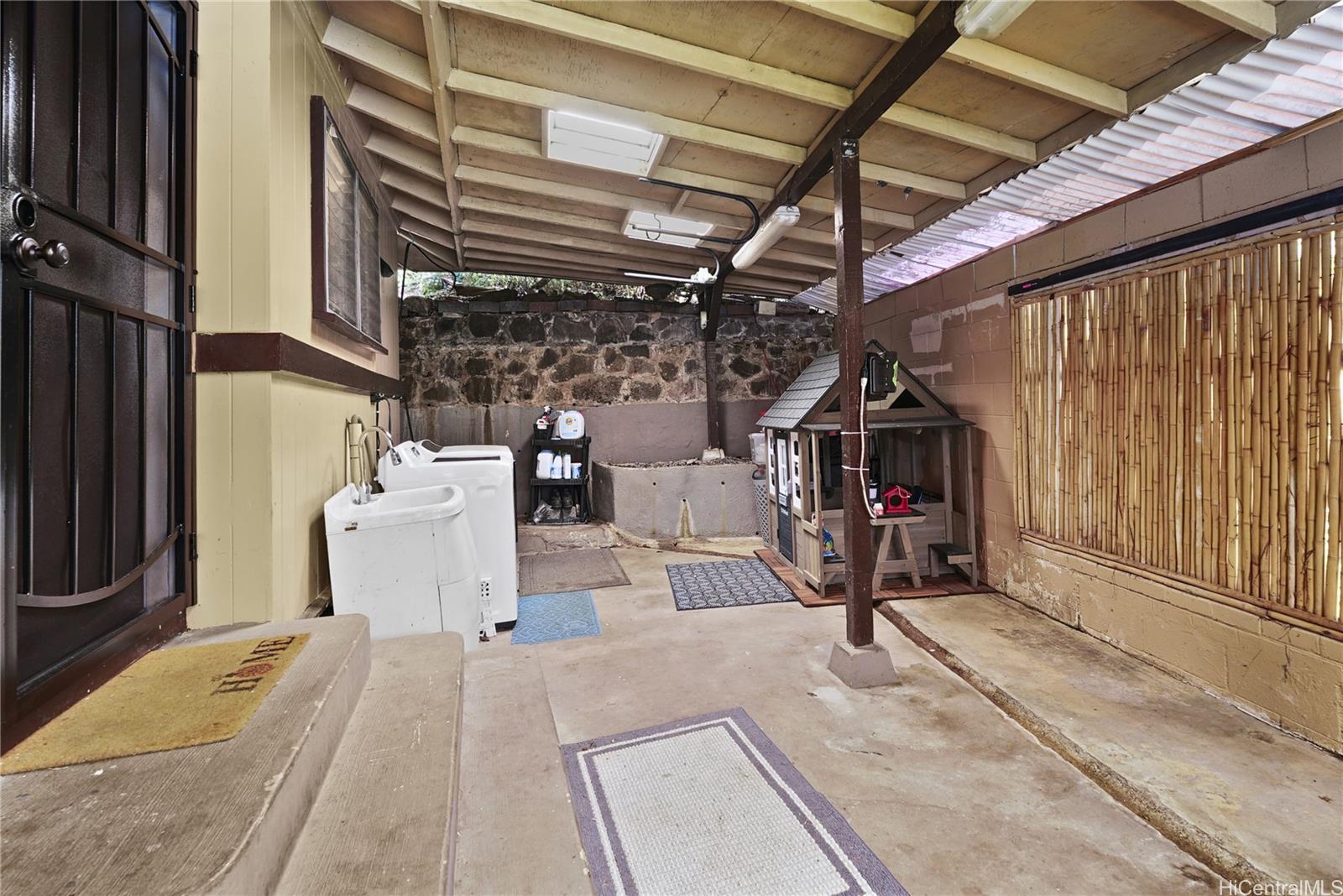 1671  Mahani Loop Kalihi Valley, Honolulu home - photo 18 of 24