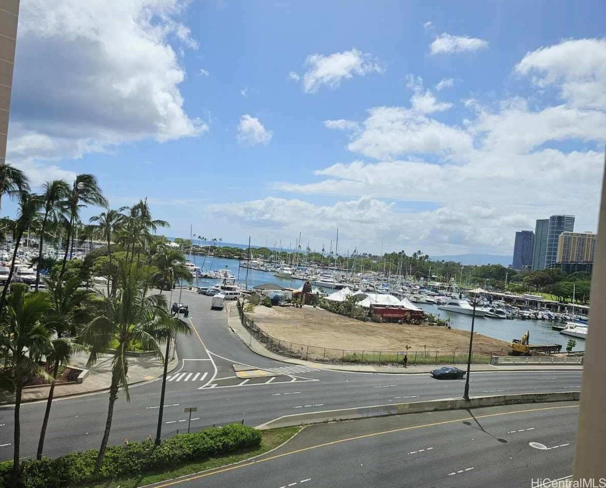 Harbor View Plaza condo # 402, Honolulu, Hawaii - photo 5 of 9