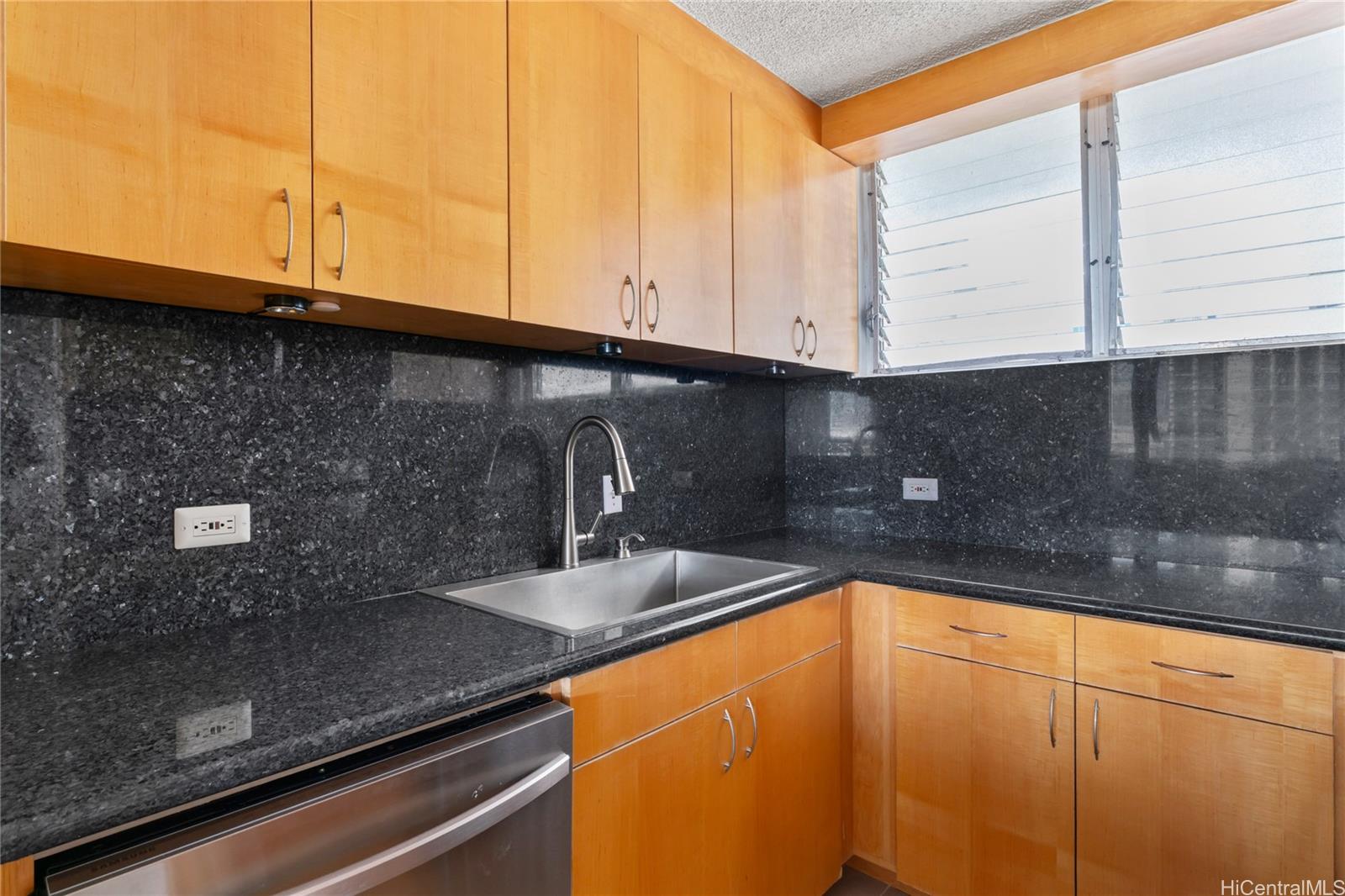 Harbor View Plaza condo # 710, Honolulu, Hawaii - photo 11 of 25