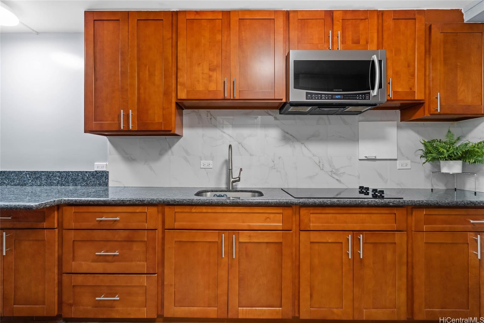 Oahuan Ltd condo # 106, Honolulu, Hawaii - photo 3 of 15