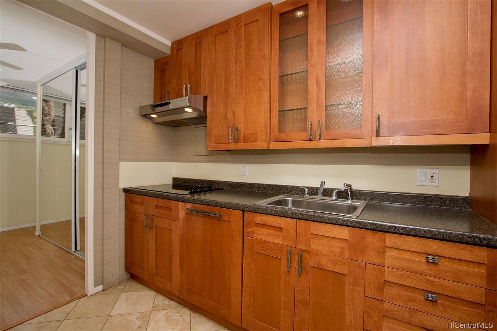 Oahuan Ltd condo # 118, Honolulu, Hawaii - photo 7 of 17