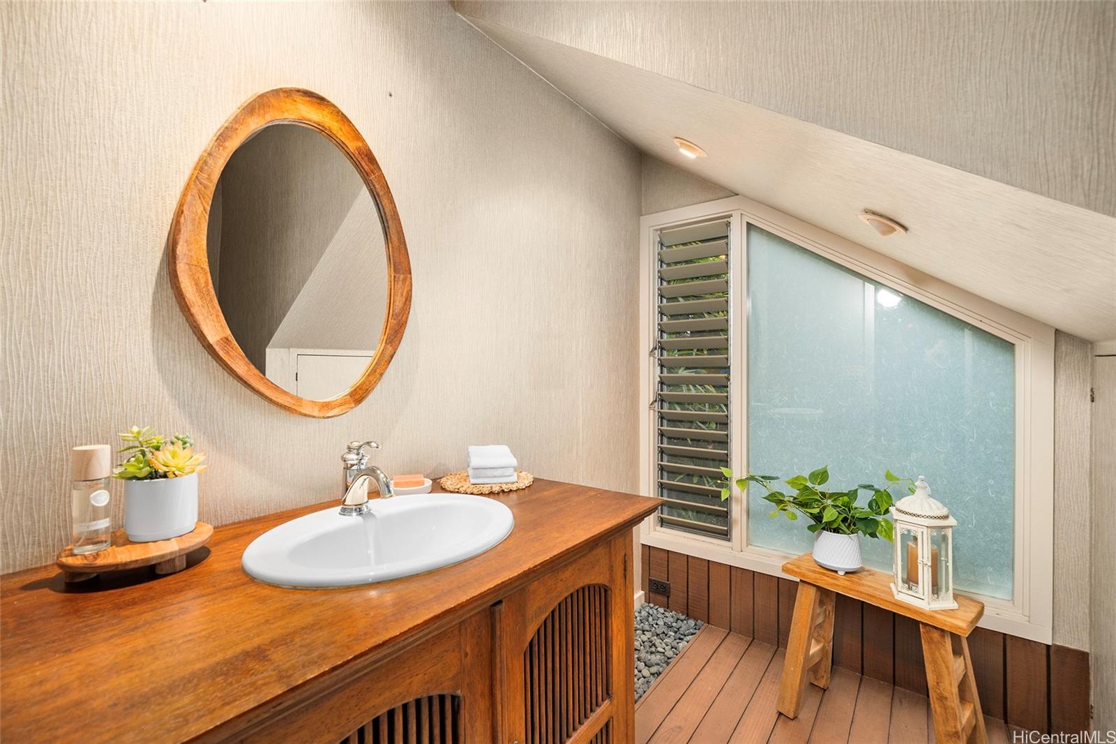 1708  Kumakani Loop Waialae Iki, Diamond Head home - photo 10 of 25