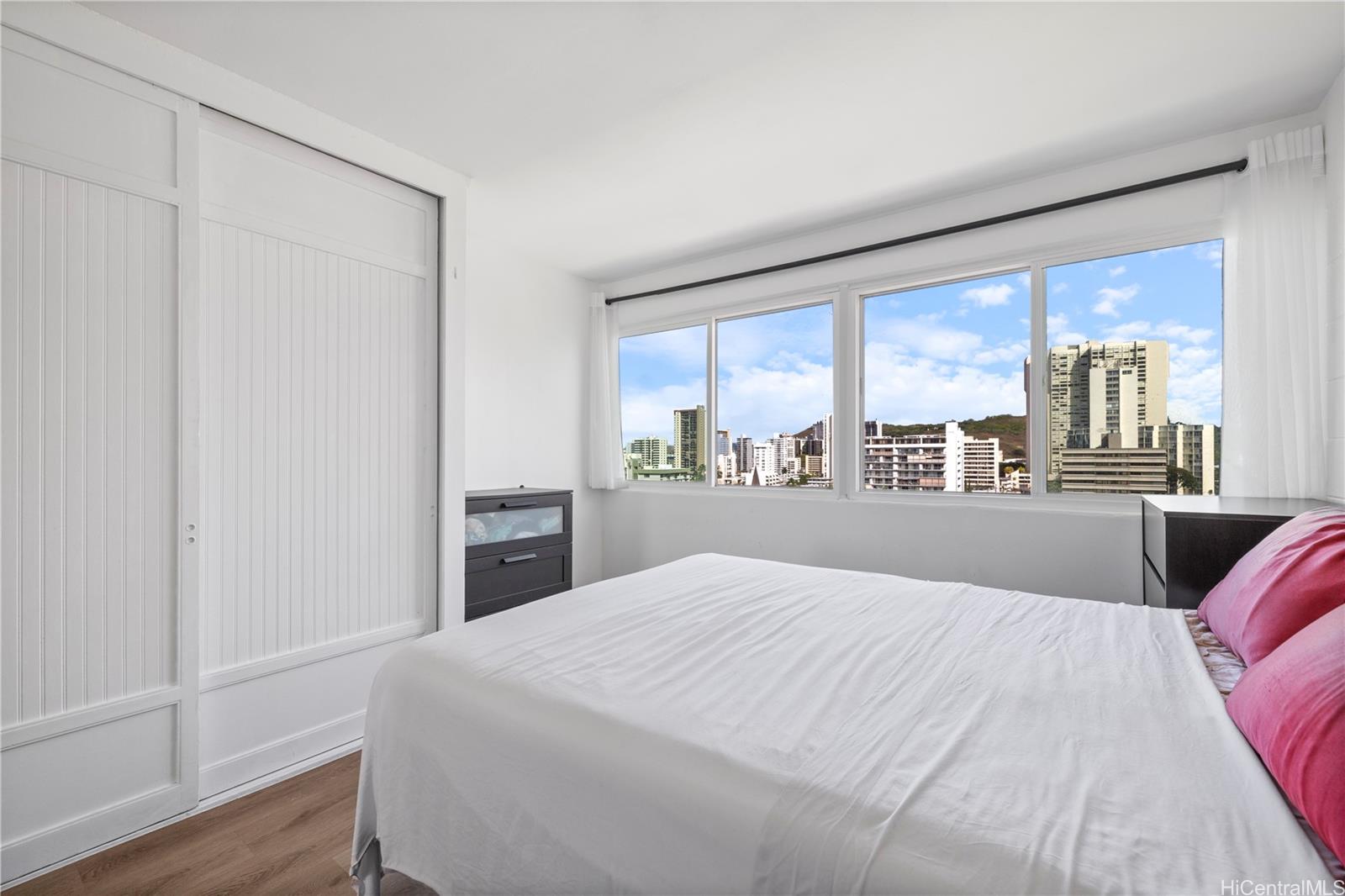 Punahou Hale/Oahuan Tower L condo # 1005, Honolulu, Hawaii - photo 2 of 22