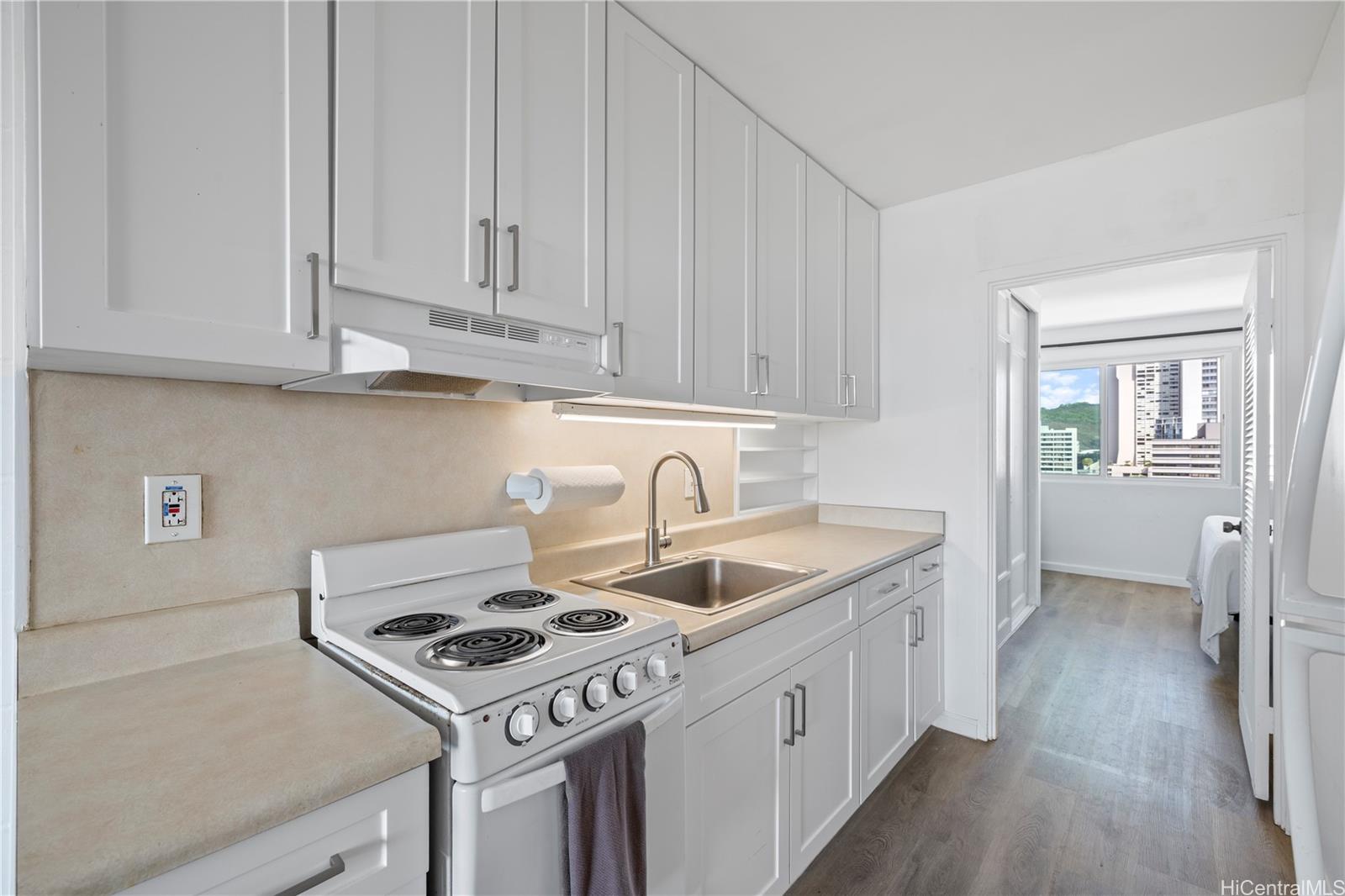 Punahou Hale/Oahuan Tower L condo # 1005, Honolulu, Hawaii - photo 11 of 22