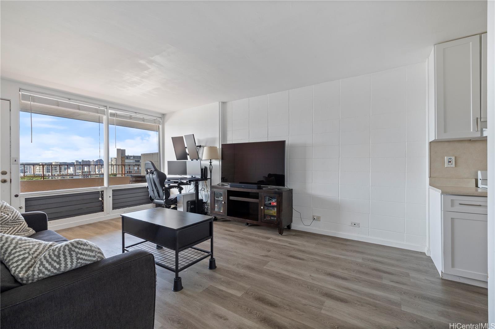 Punahou Hale/Oahuan Tower L condo # 1005, Honolulu, Hawaii - photo 3 of 22