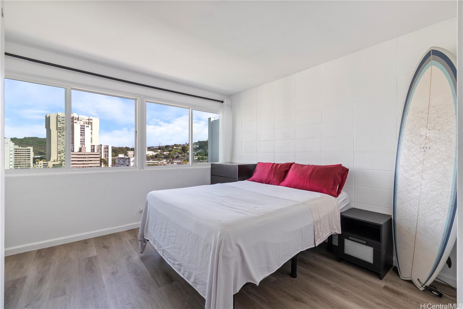 Punahou Hale/Oahuan Tower L condo # 1005, Honolulu, Hawaii - photo 6 of 22