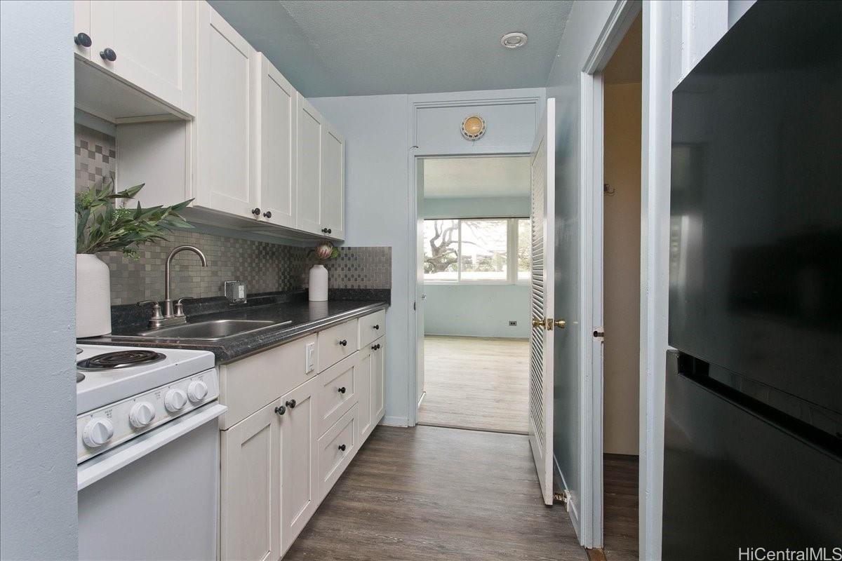 Punahou Hale/Oahuan Tower L condo # 307, Honolulu, Hawaii - photo 4 of 13