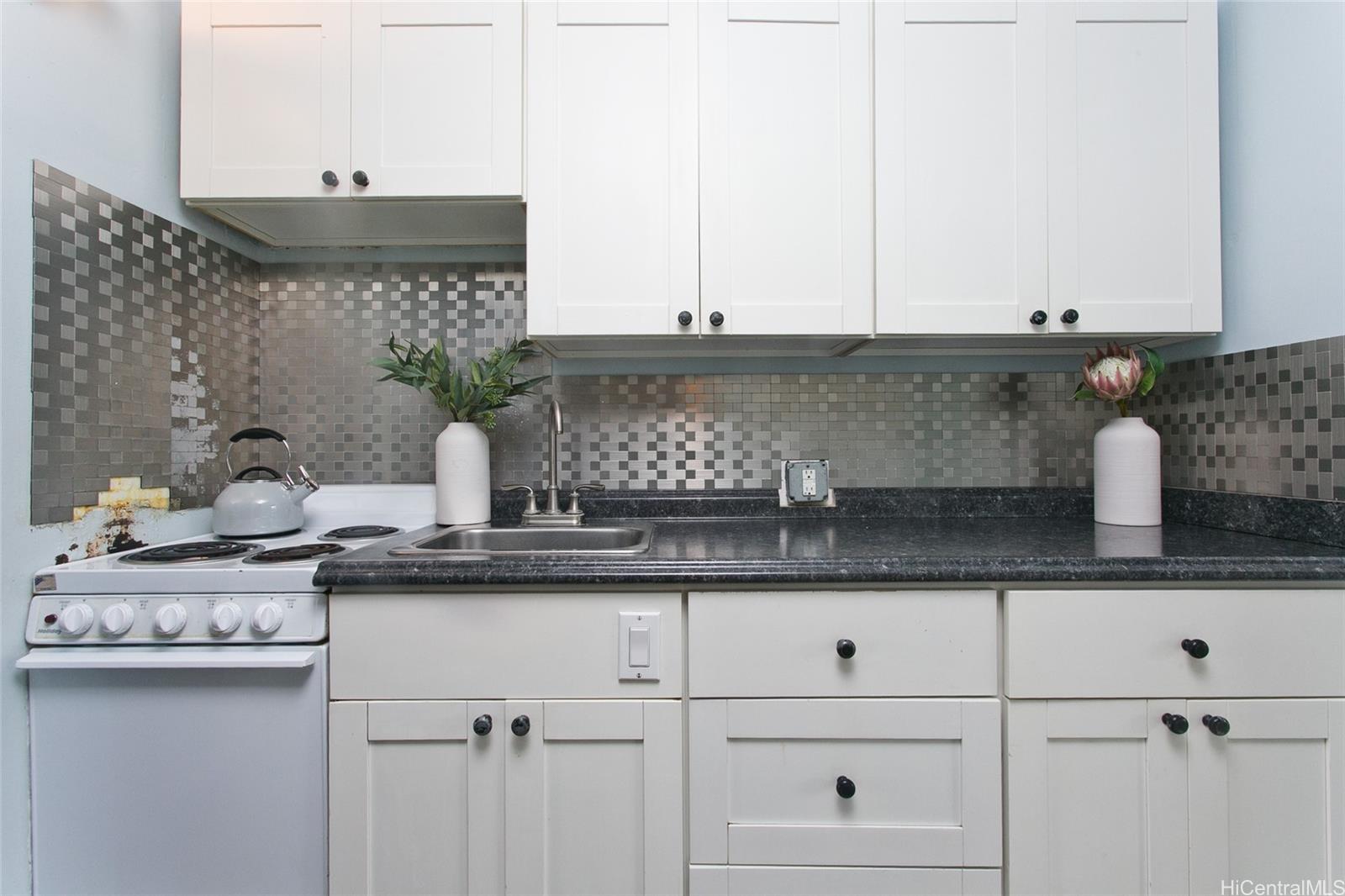 Punahou Hale/Oahuan Tower L condo # 307, Honolulu, Hawaii - photo 5 of 13