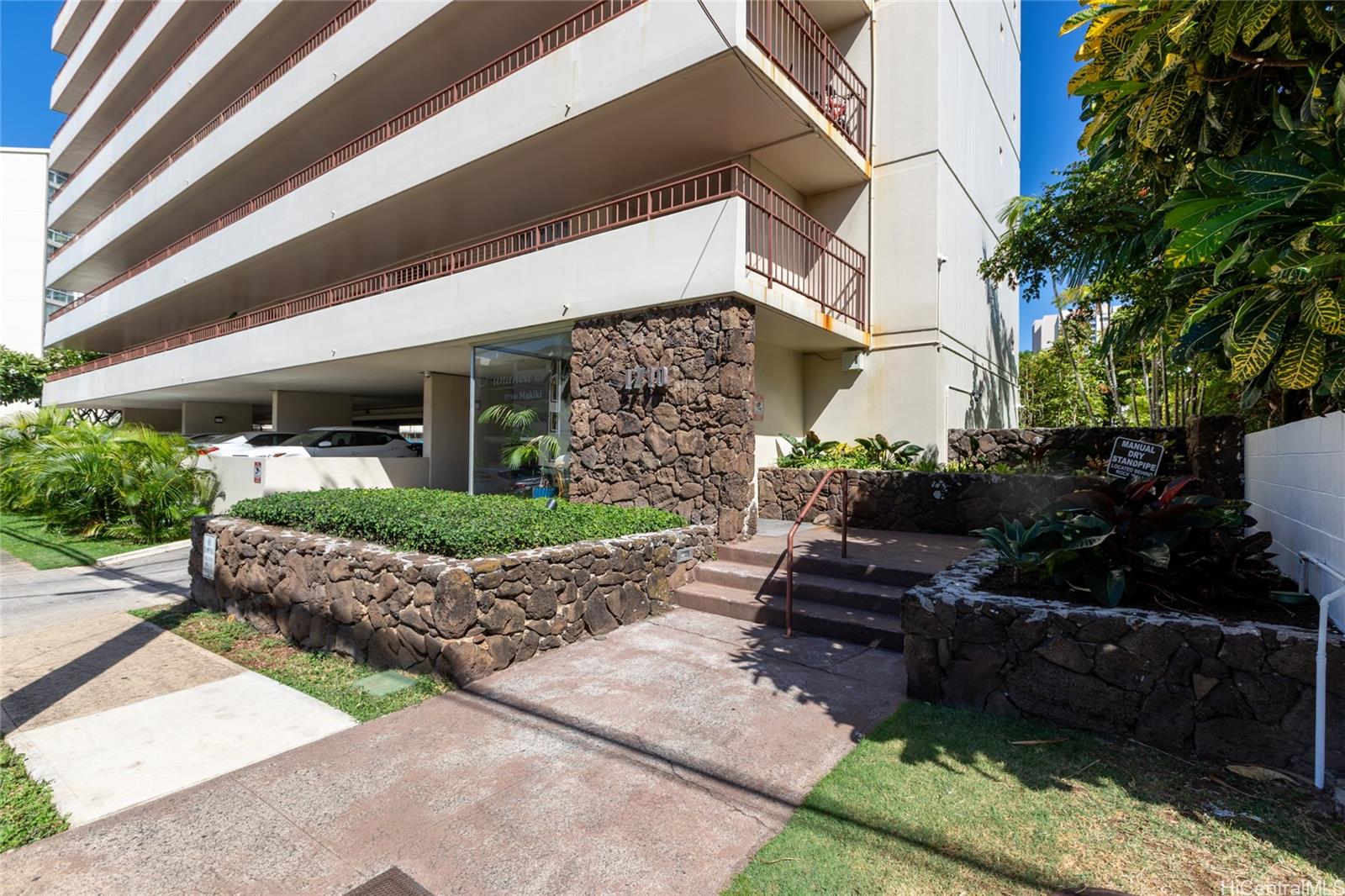 Punahou Hale/Oahuan Tower L condo # 401, Honolulu, Hawaii - photo 17 of 17