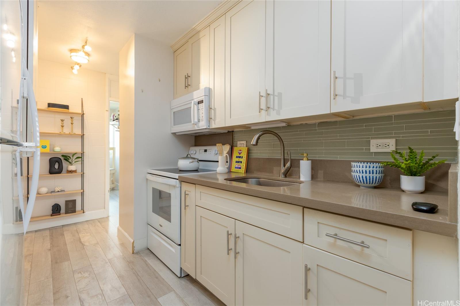 Punahou Hale/Oahuan Tower L condo # 401, Honolulu, Hawaii - photo 6 of 17