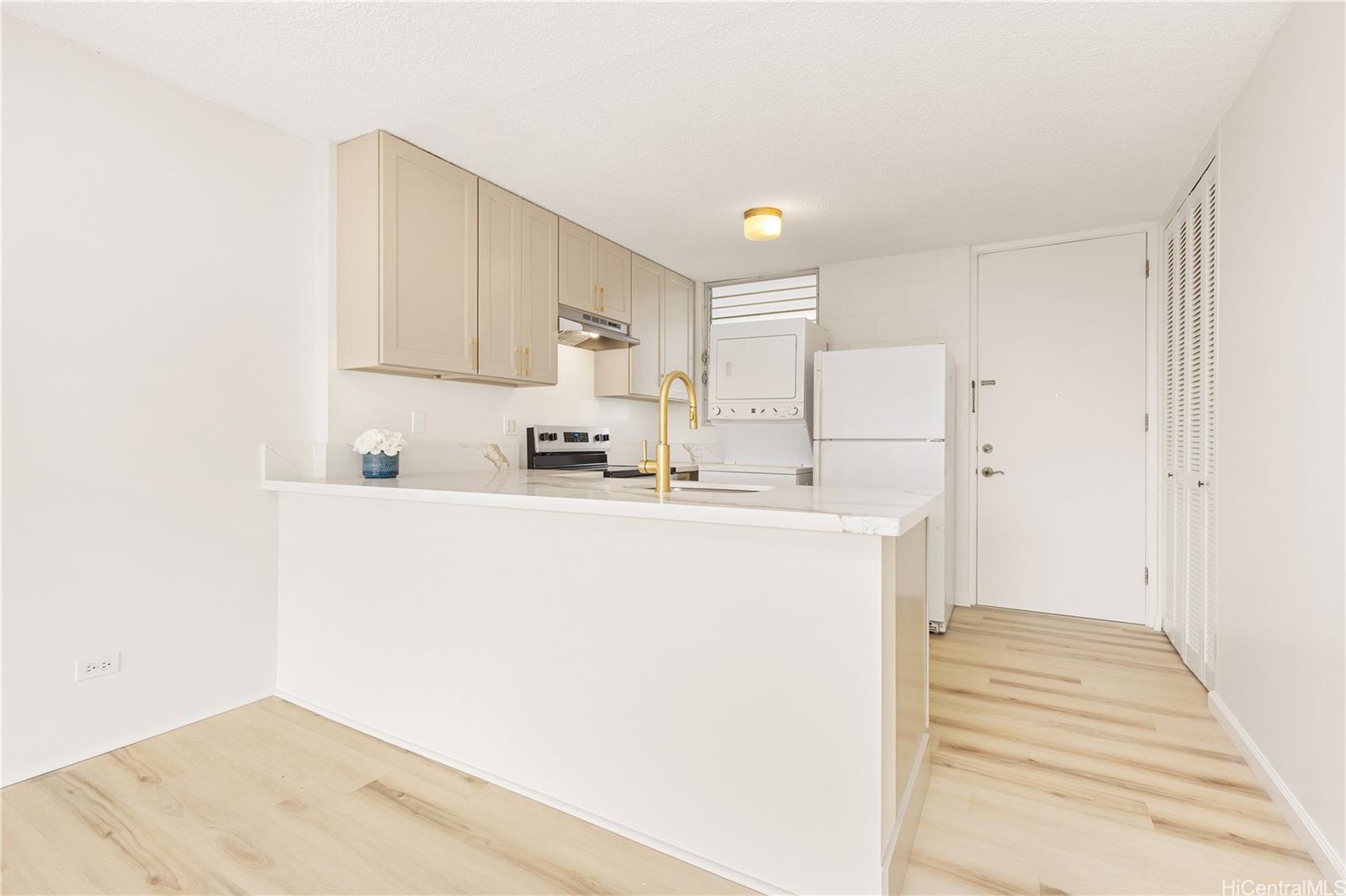 Mokulani Apts condo # 201, Honolulu, Hawaii - photo 3 of 15