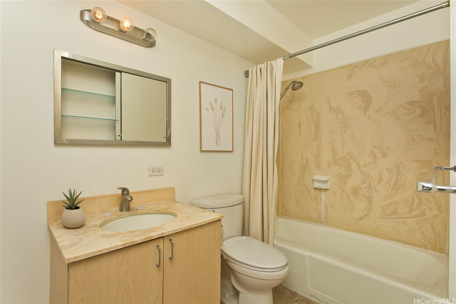 1717 Ala Wai condo # 1104, Honolulu, Hawaii - photo 5 of 12