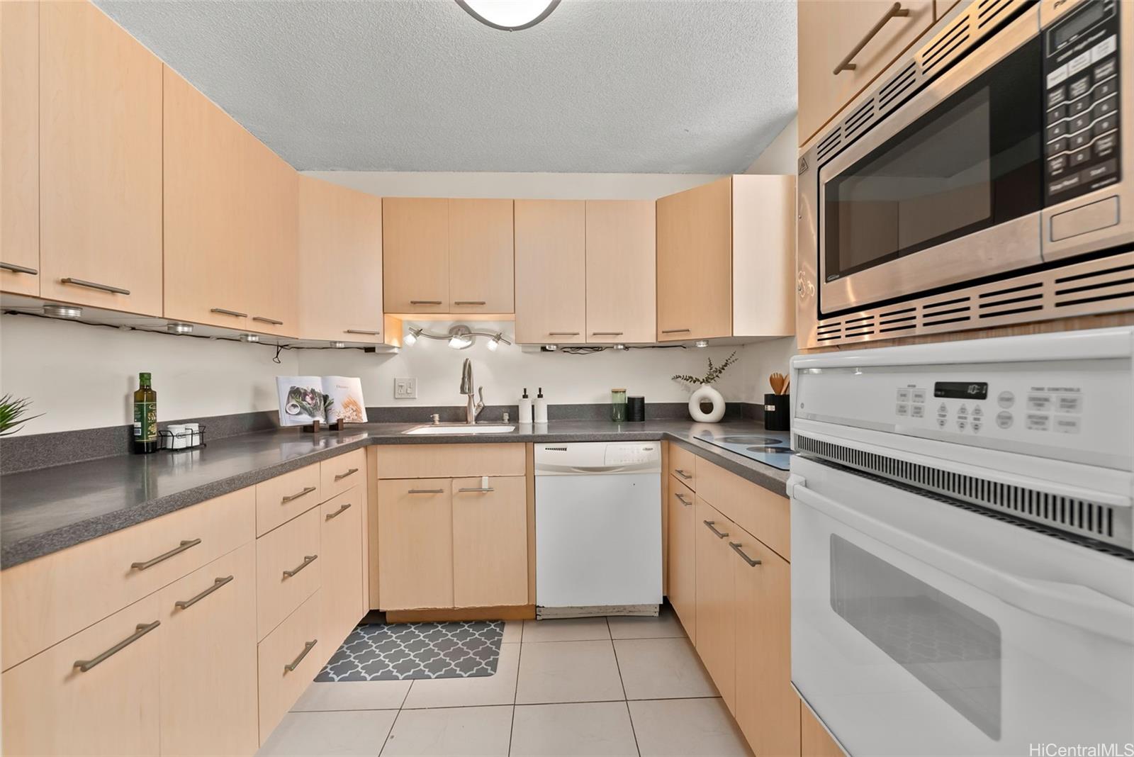 1717 Ala Wai condo # 2310, Honolulu, Hawaii - photo 6 of 23