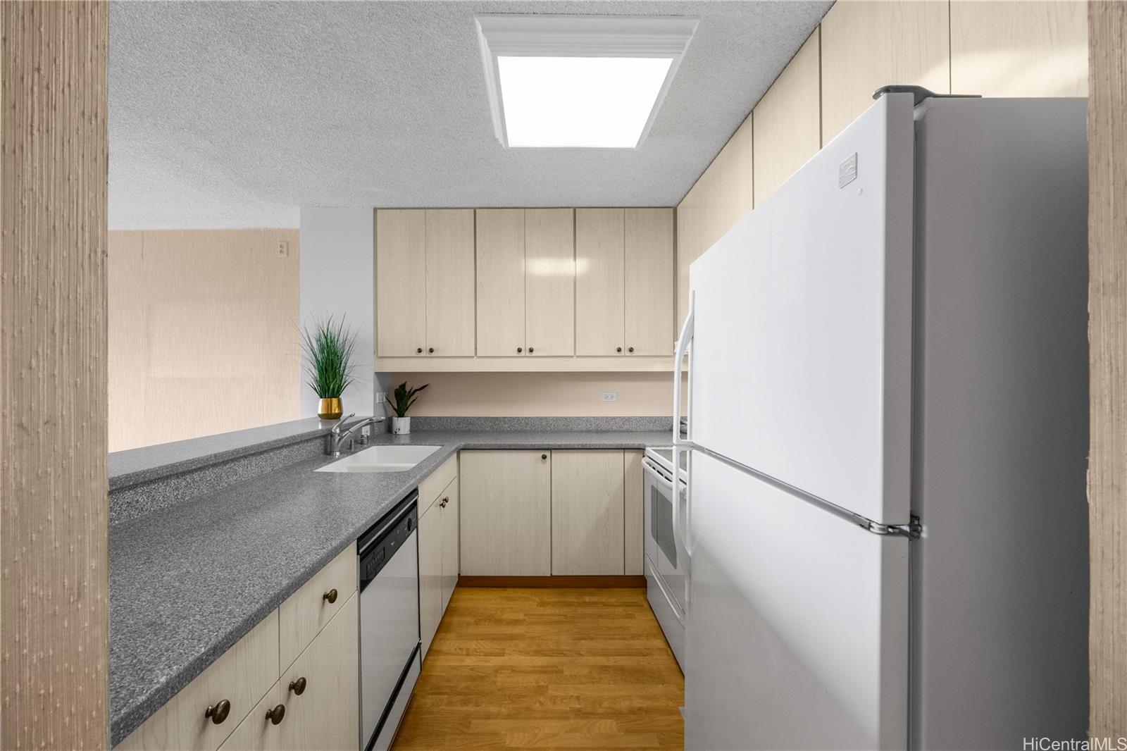 Mott-Smith Laniloa condo # 2005, Honolulu, Hawaii - photo 2 of 25