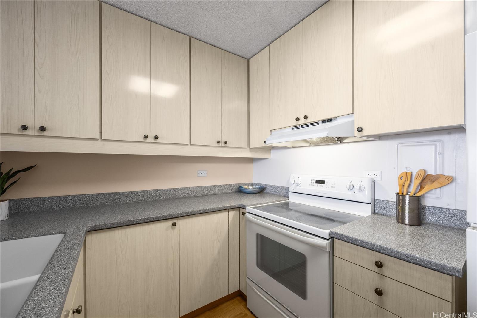 Mott-Smith Laniloa condo # 2005, Honolulu, Hawaii - photo 3 of 25