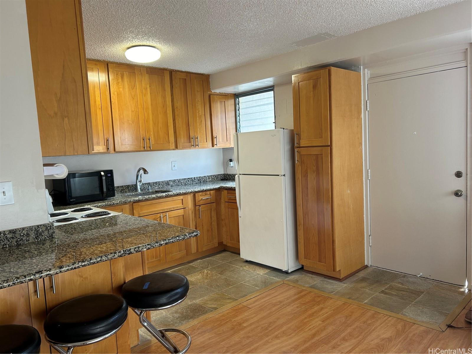 1737 S Beretania St Honolulu - Rental - photo 2 of 7