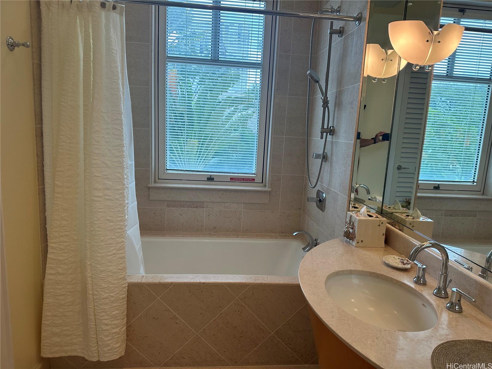 Courtyards At Punahou condo # 33, Honolulu, Hawaii - photo 12 of 19