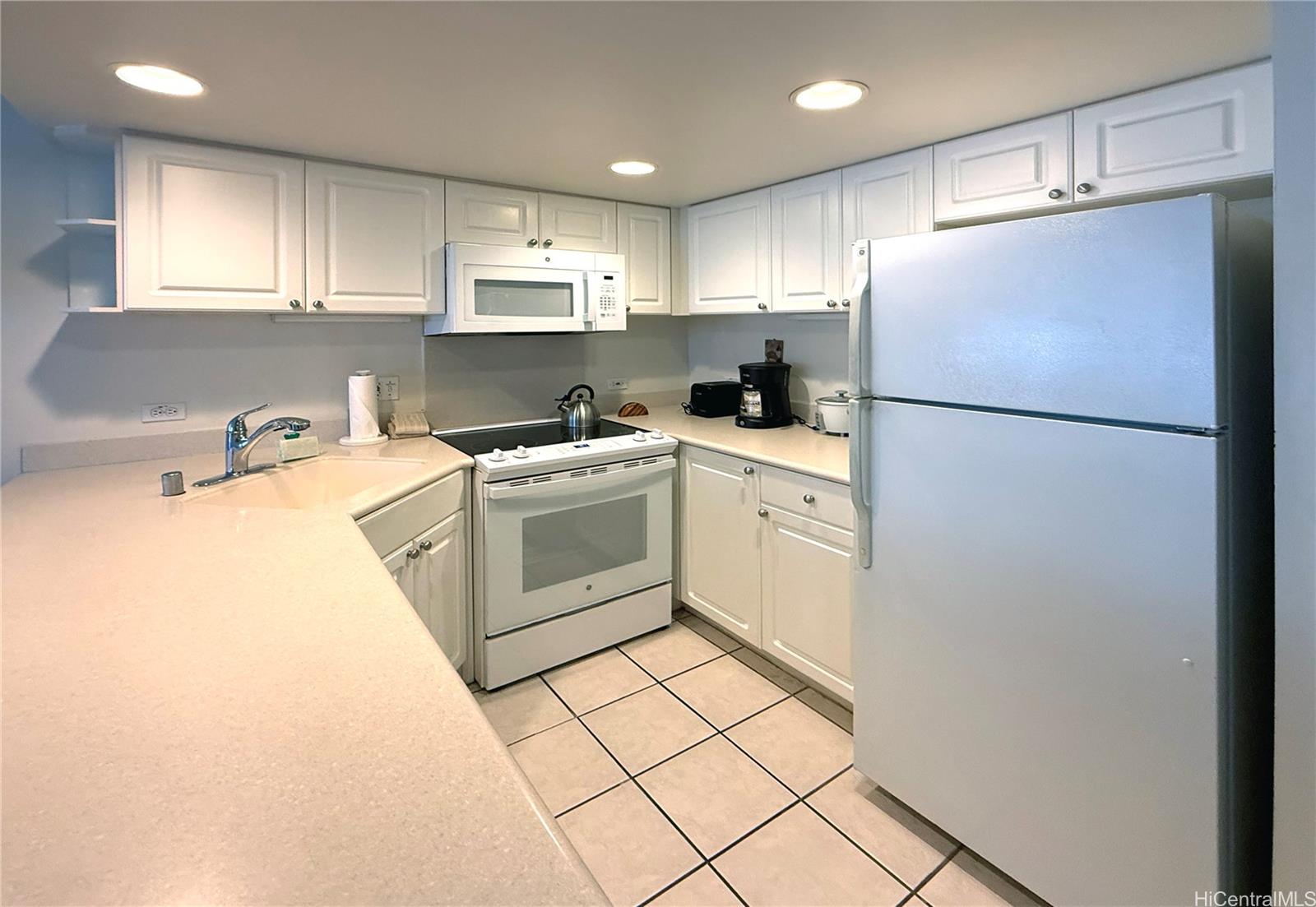 Ilikai Marina condo # 382, Honolulu, Hawaii - photo 4 of 6