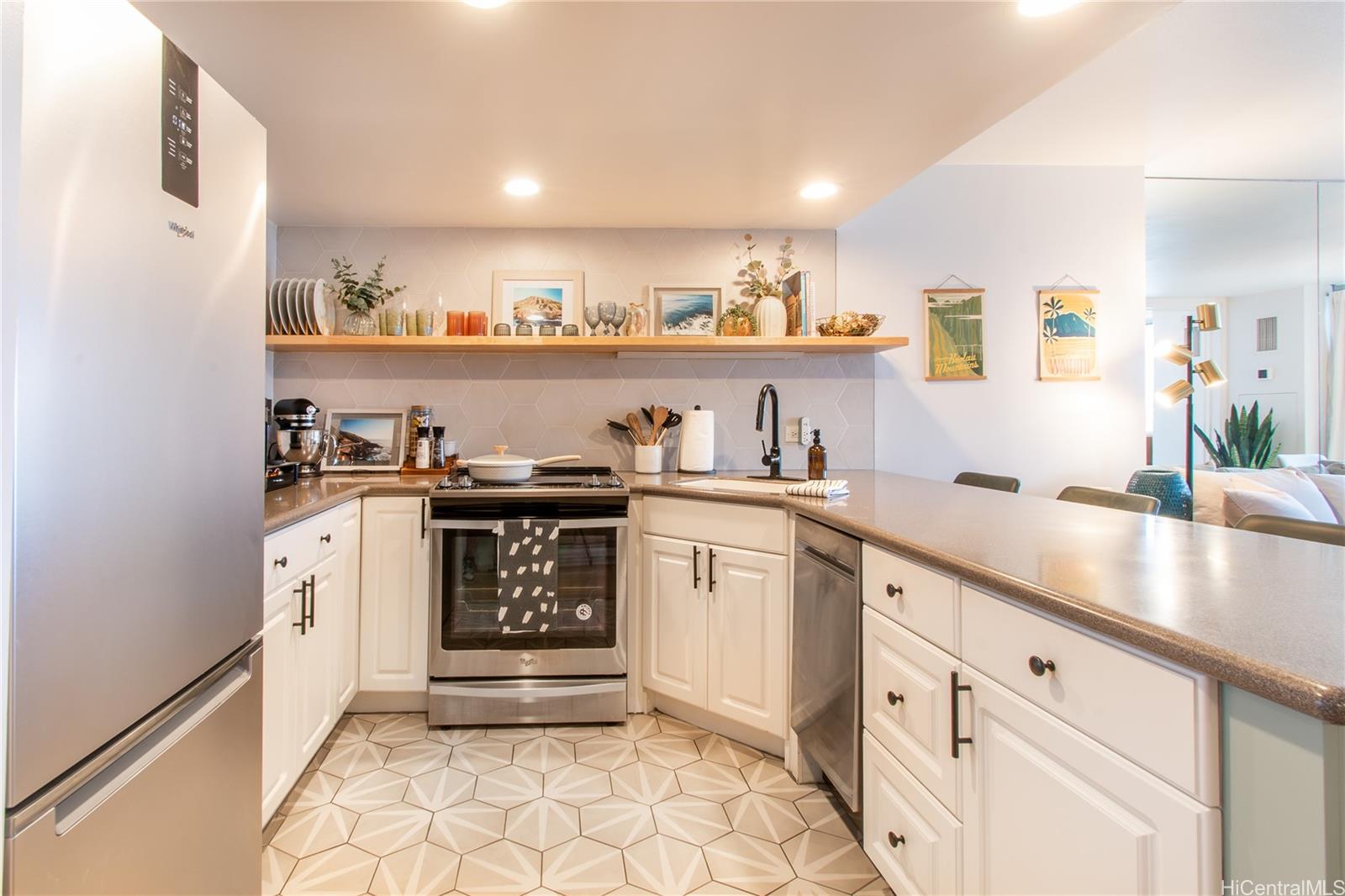 Ilikai Marina condo # 492, Honolulu, Hawaii - photo 4 of 25